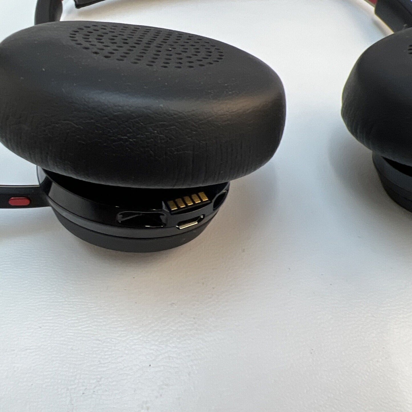 Plantronics Voyager Focus UC B825 Bluetooth Headset Poly USB Charging Dock ANC