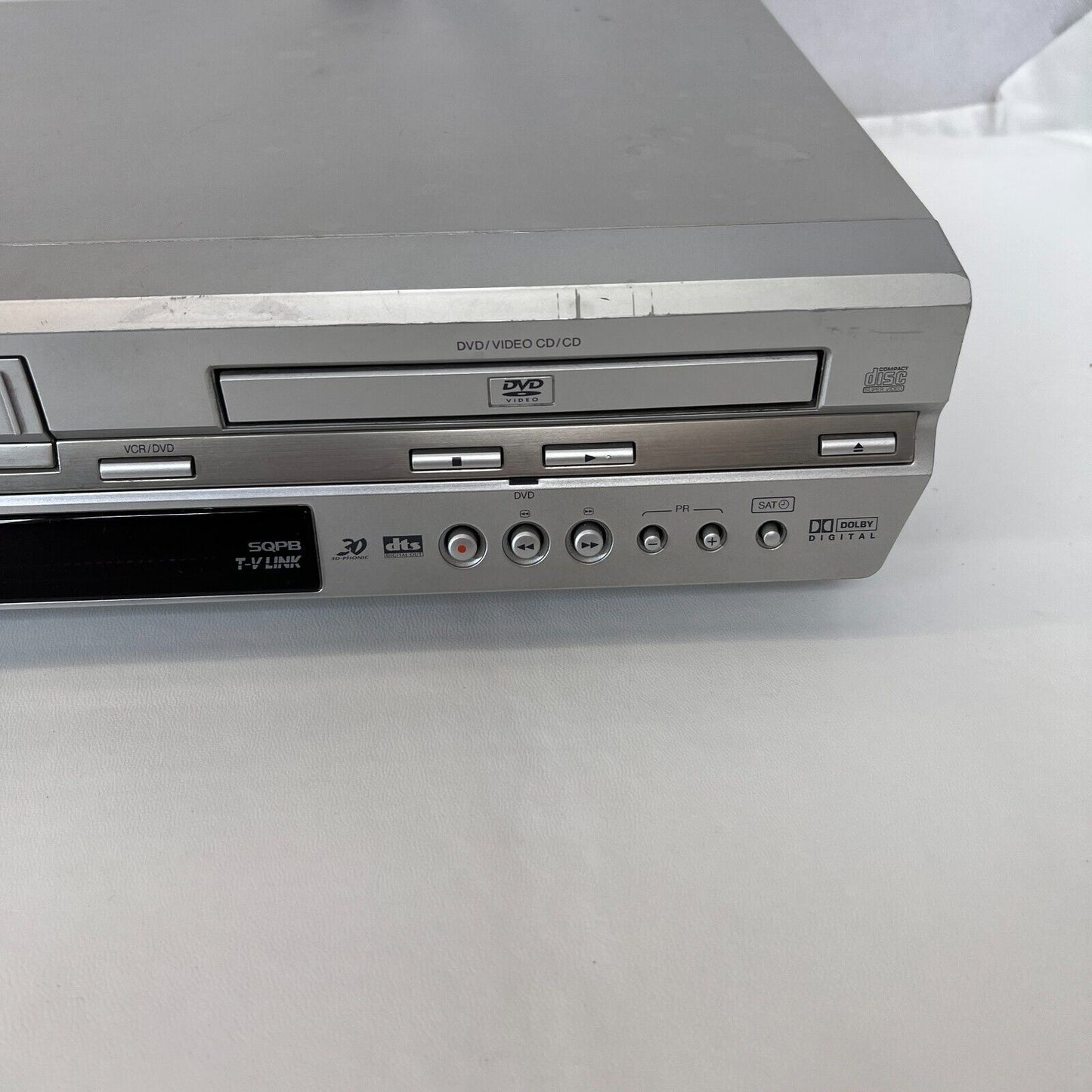 JVC HR-XV31 DVD/VCR Combo Player Silver w/ Remote + Cables + NTSC/PAL Converter