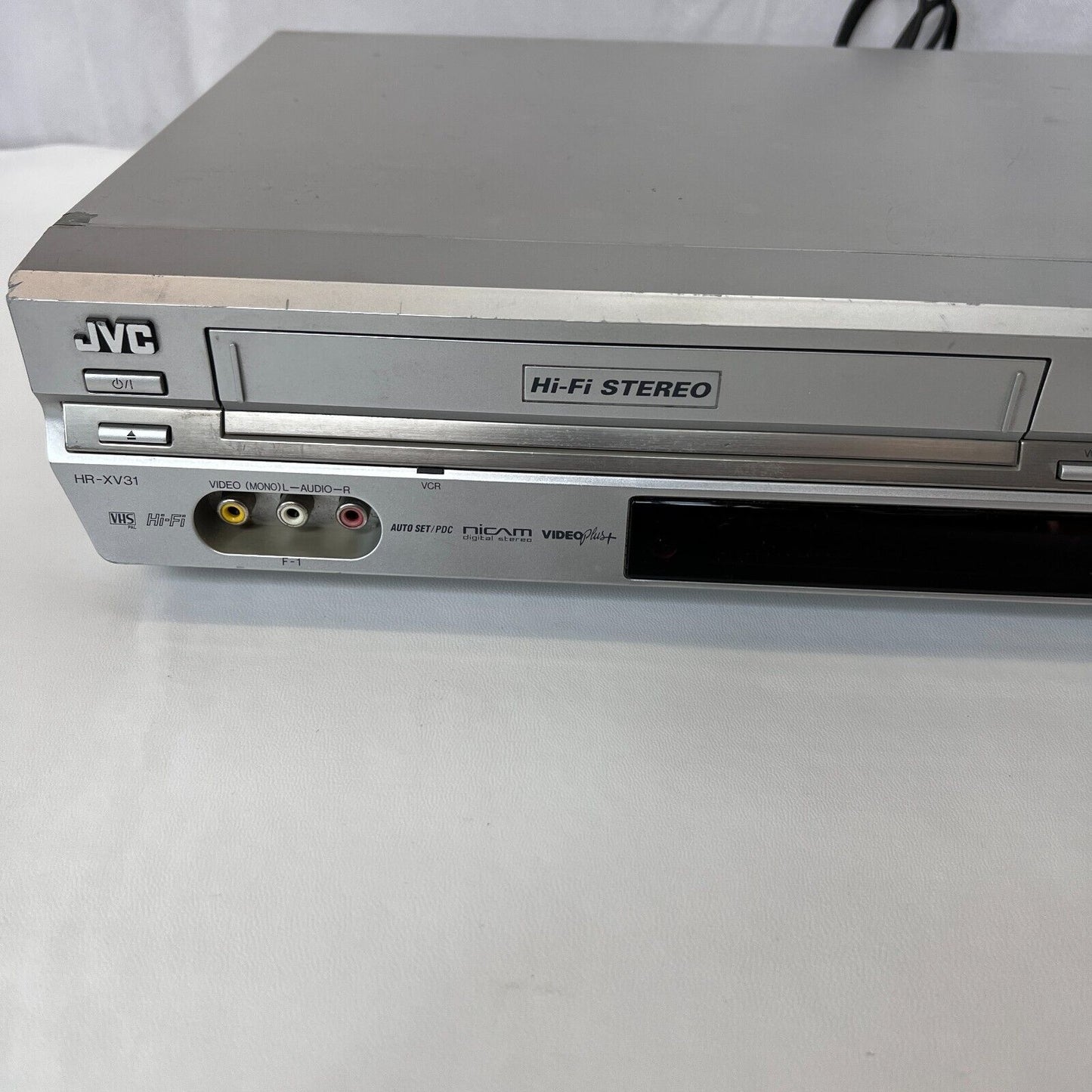 JVC HR-XV31 DVD/VCR Combo Player Silver w/ Remote + Cables + NTSC/PAL Converter