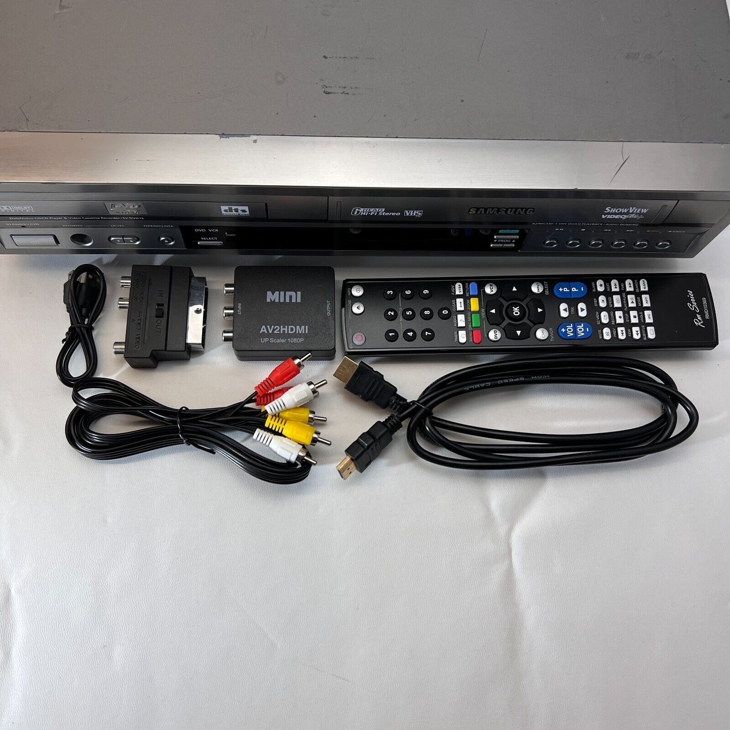 SAMSUNG SV-DVD1E DVD-VCR Player Silver with Remote + Cable +  NTSC/PAL Converter